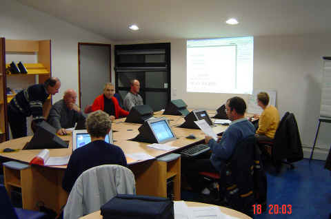 Jean-Pierre et ses nouveaux �l�ves au cyber-center