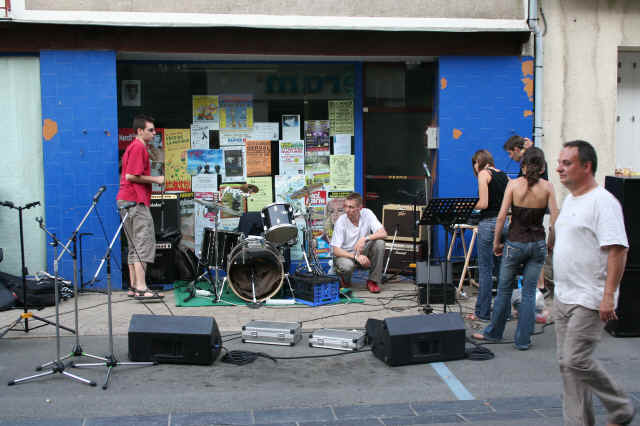 Un groupe s'installe devant le magasin de journaux Un groupe s'installe devant le magasin de journaux