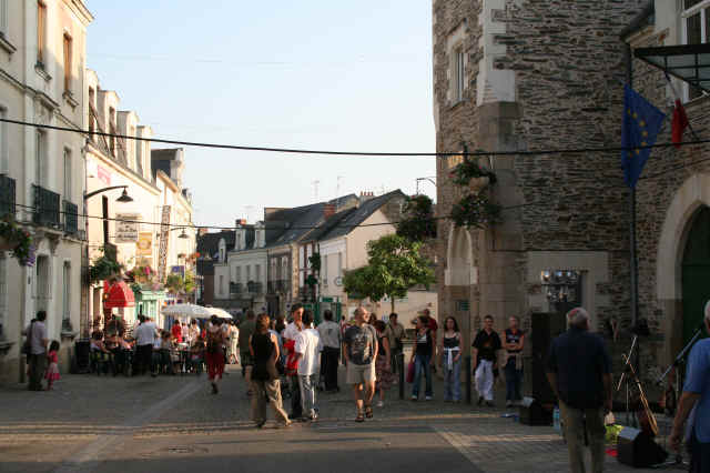 La rue pavée est piétonne pour l'occasion La rue pavée est piétonne pour l'occasion