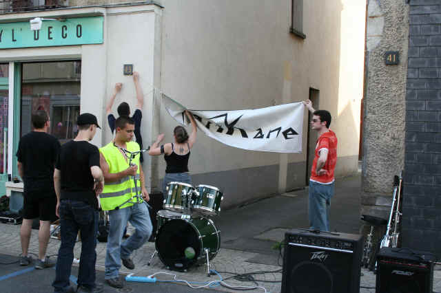 Dans la grand-rue Dans la grand-rue