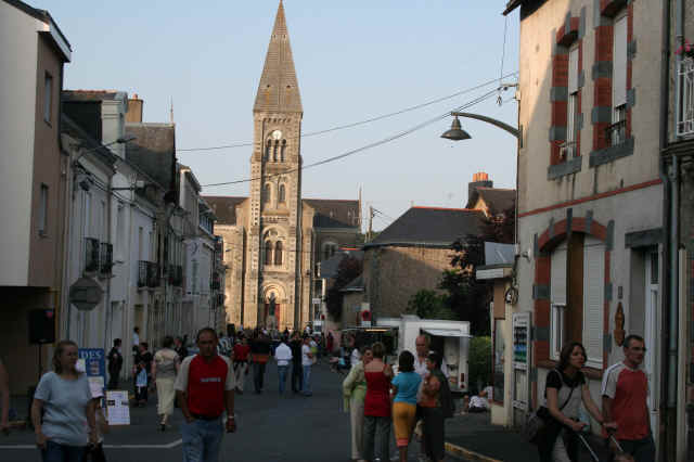 La rue de l'église sans voiture La rue de l'église sans voiture