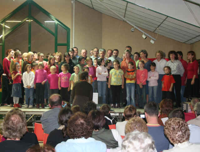 Vendredi 13 octobre, à la maison du temps libre de Tréffieux, la chorale de Vay a fait sa rentrée avec les petits Loupiaux Vendredi 13 octobre, à la maison du temps libre de Tréffieux, la chorale de Vay a fait sa rentrée avec les petits Loupiaux