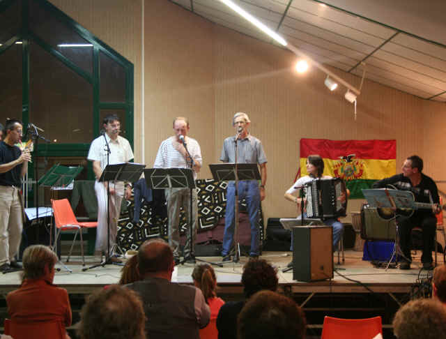 Suivis par des chants de marins au rythme entraînant Suivis par des chants de marins au rythme entraînant