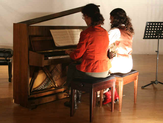 Dimanche 15 octobre, La fo folle journée s'est produit à La Grigonnais. Le piano à 4 mains ouvre le spectacle avec Shubert et Ravel. Dimanche 15 octobre, La fo folle journée s'est produit à La Grigonnais. Le piano à 4 mains ouvre le spectacle avec Shubert et Ravel.