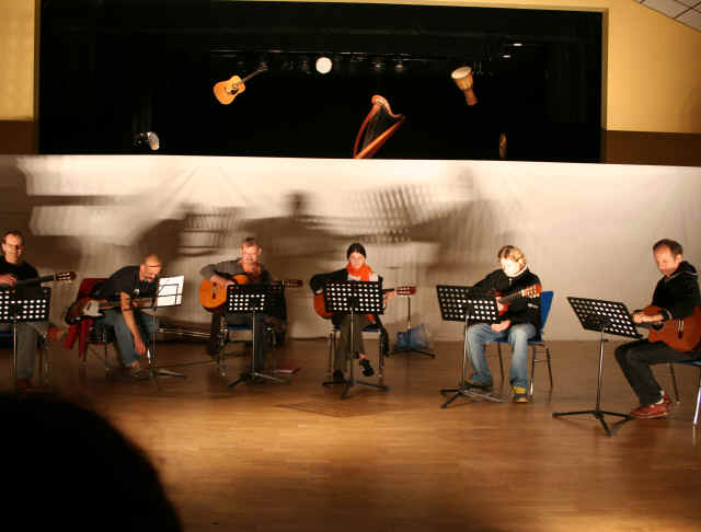 Les guitaristes de l'école de musique de Nozay ont passé en revue quelques œuvres classiques ainsi qu'une composition locale Les guitaristes de l'école de musique de Nozay ont passé en revue quelques œuvres classiques ainsi qu'une composition locale