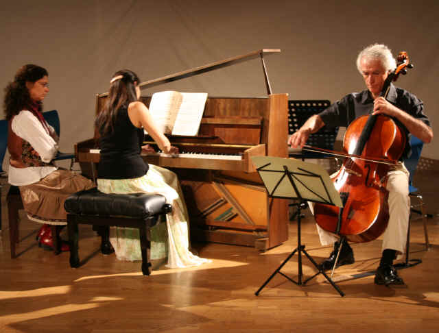 La pianiste japonaise, Shiho Narushima, accompagnée de Vasilé Comsa au violoncelle ont joué Beethoven avec beaucoup de talents. Bravo à tous La pianiste japonaise, Shiho Narushima, accompagnée de Vasilé Comsa au violoncelle ont joué Beethoven avec beaucoup de talents. Bravo à tous