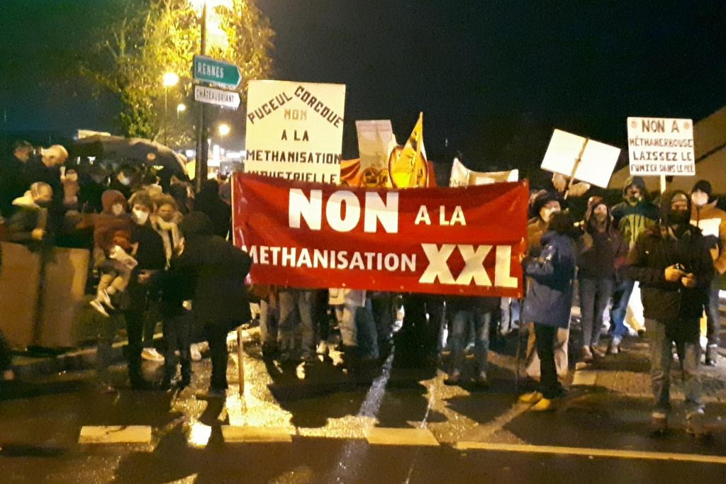 Manifestation contre le méthaniseur géant et l'usine d'enrobé Manifestation contre le méthaniseur géant et l'usine d'enrobé