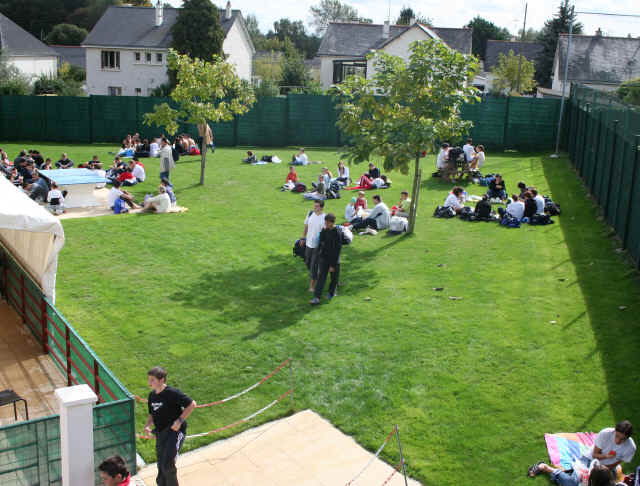 A midi, le pique nique se tient sur l'herbe avant l'averse A midi, le pique nique se tient sur l'herbe avant l'averse
