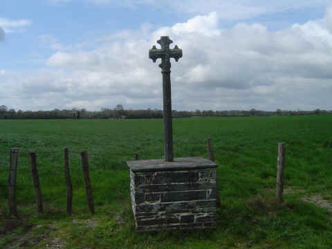 Une croix comme on en rencontre souvent dans la campagne Une croix comme on en rencontre souvent dans la campagne
