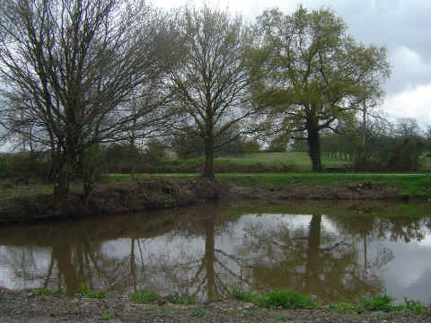 Devant le vivier du Maire, les membres de l'Asphan encouragent les plus courageux à faire le tour du village Devant le vivier du Maire, les membres de l'Asphan encouragent les plus courageux à faire le tour du village